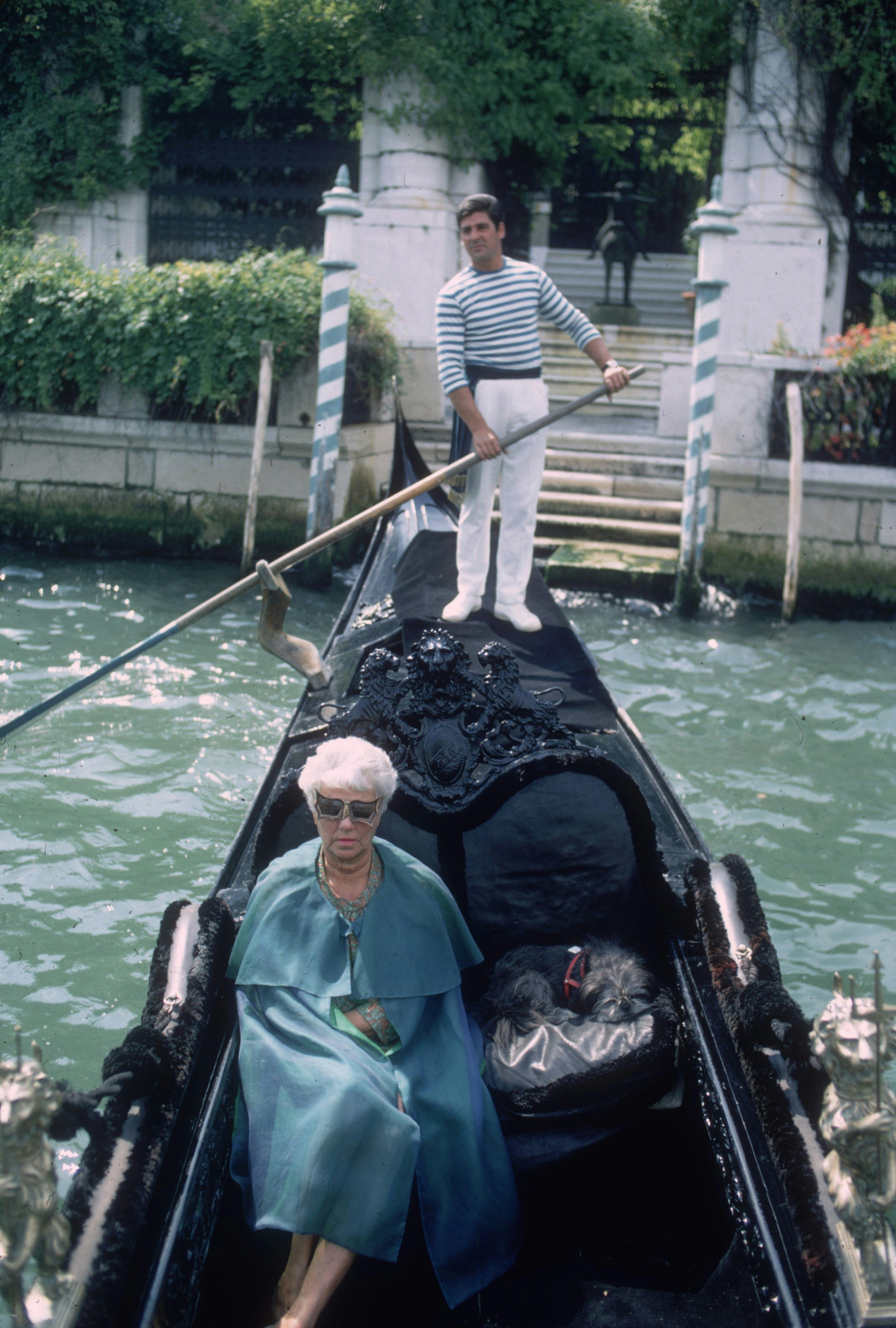 colour;format portrait;male;female;vessel;boat;personality;water transport;museums & libraries;american;europe;g2477/055 venice person human boat transportation vehicle gondola